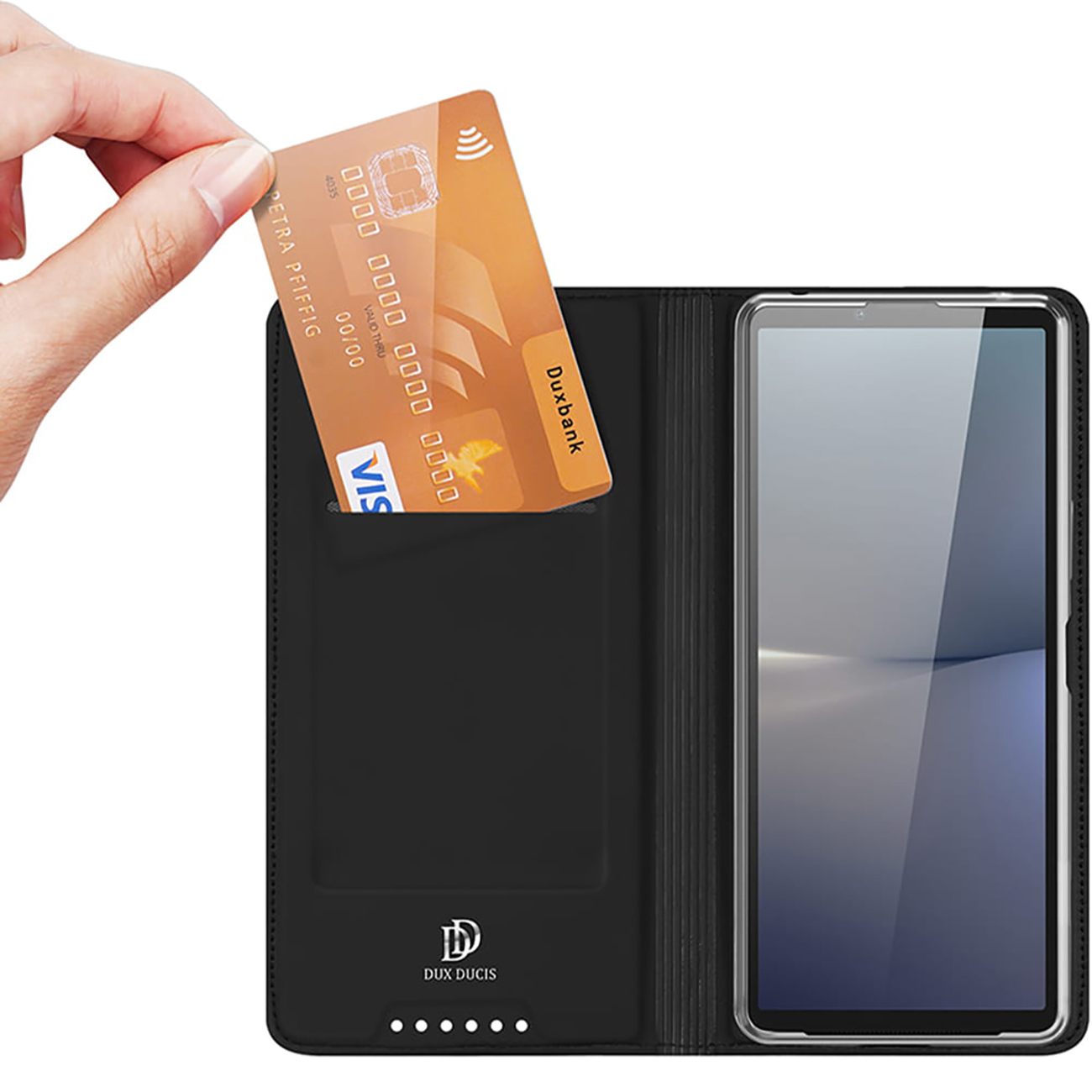 Dłoń wkładająca kartę w kieszonkę etui Dux Ducis Skin Pro