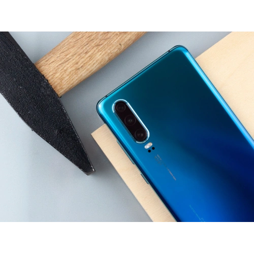 Przykład montażu szkła hybrydowego na obiektywie aparatu Oppo A54s.