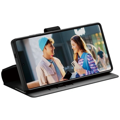 Etui w użyciu, z funkcją kickstand, umożliwiające wygodne oglądanie multimediów.