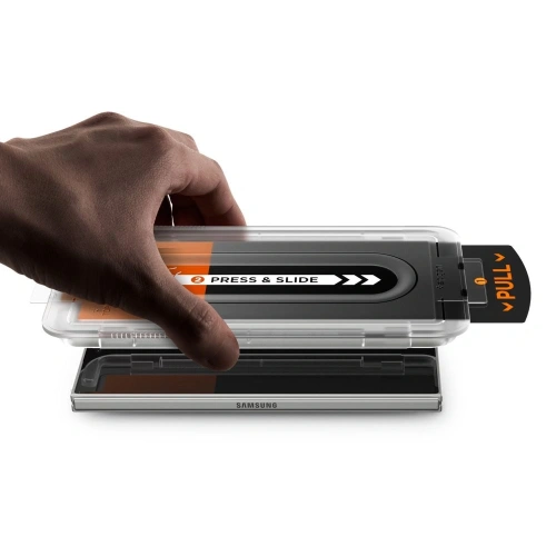 Szkło hartowane Spigen na telefonie Samsung Galaxy Z Fold 7, zapewniające doskonałą ochronę ekranu.
