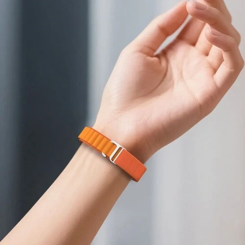 Zbliżenie na teksturę nylonowego paska Tech-Protect Nylon Pro w kolorze zielonym, dla Xiaomi Smart Band.