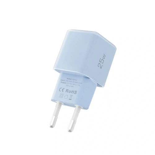 Tech-Protect NCM25 w użyciu, ładowanie telefonu w kolorze baby blue.