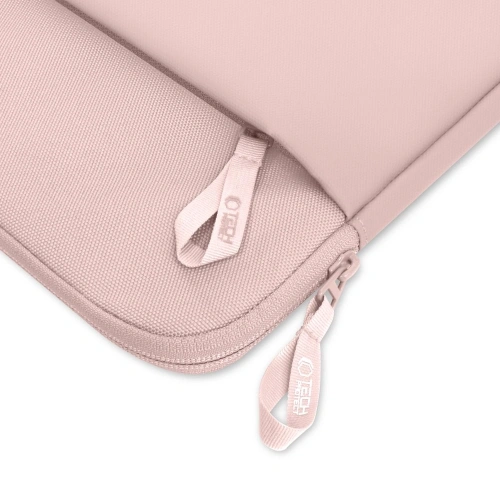 Zbliżenie na różową torbę Tech-Protect Sleeve, prezentującą materiał i wykończenie