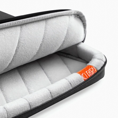 Zbliżenie na etui Tech-Protect Defender RS, pokazujące jego solidną konstrukcję.