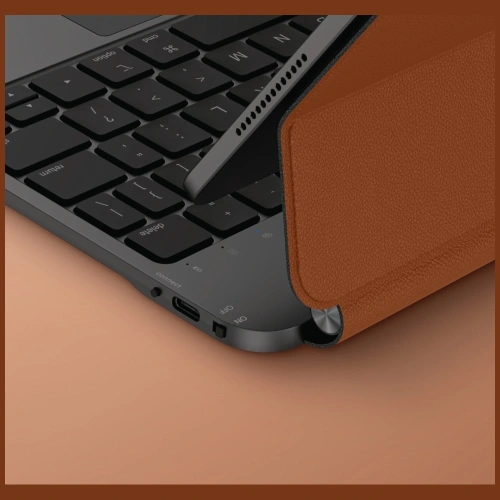Etui UNIQ Venno Pro w użyciu, z iPadem Air 11" na biurku