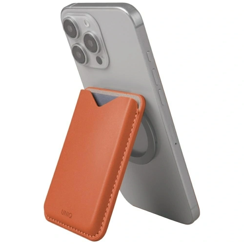 Portfel UNIQ Lyden Evo w terracotta, z bliska, ukazujący magnetyczne zapięcie i funkcjonalność.