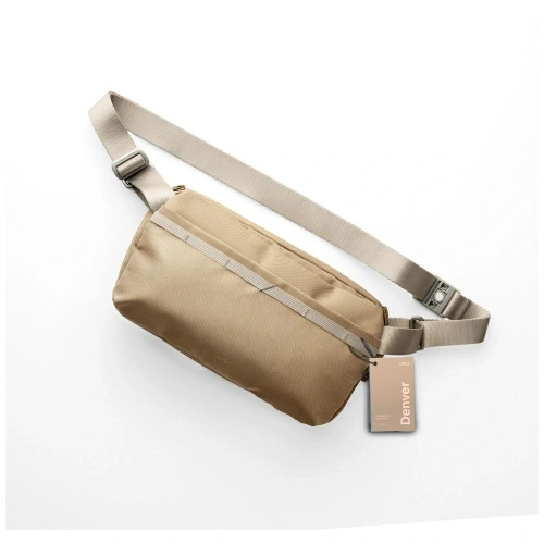 Szczegółowy widok torby crossbody UNIQ Denver 5L, ukazujący jej praktyczne zastosowanie.