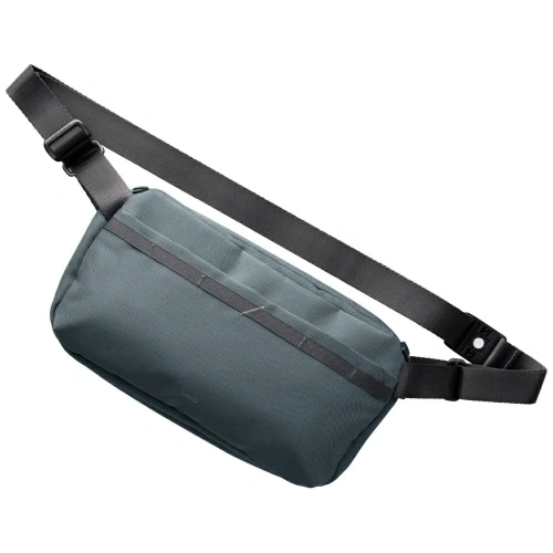 Torba Crossbody UNIQ Denver 5L w kolorze niebieskim, idealna do codziennych stylizacji.