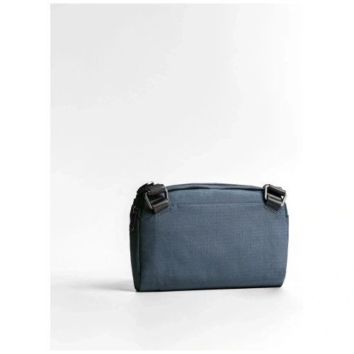 Zbliżenie na torbę UNIQ Arden Sling 2L, ukazujące jej minimalistyczny design.