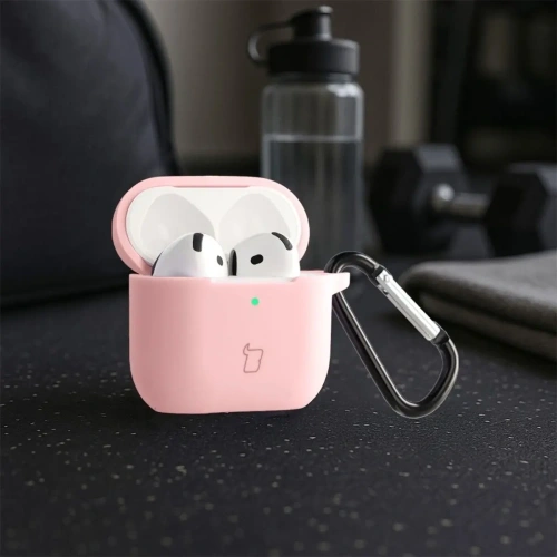 Stylowe jasnoróżowe etui z widokiem na logo Bizon Case, pasujące do Apple AirPods 4.