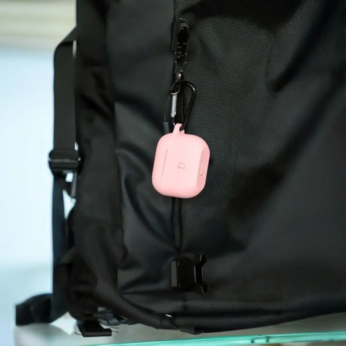 Etui Bizon Case w jasnoróżowym odcieniu, pokazujące jego elastyczność i trwałość.
