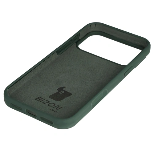 Etui Bizon Soft Case w ciemnozielonym kolorze leżące na stole