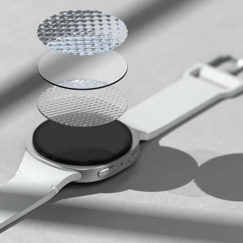 Aplikacja szkła na Samsung Galaxy Watch 8 z użyciem dołączonej ramki montażowej.