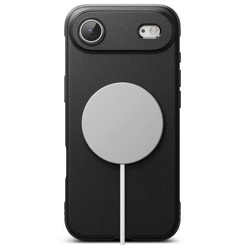 Etui Ringke Onyx zamontowane na Apple iPhone 17, prezentujące elegancki wygląd.