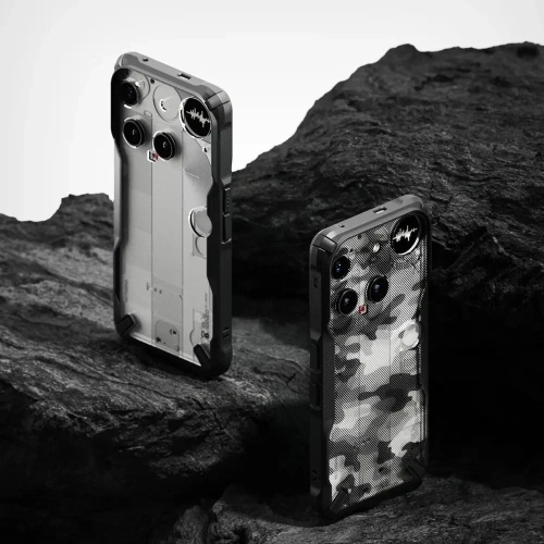 Etui Ringke Fusion-X w kolorze camo black na tle naturalnym.