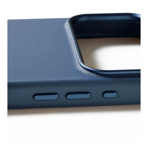 Zbliżenie na etui Mujjo, pokazujące detale materiału hybrydowego i wycięcia na porty.