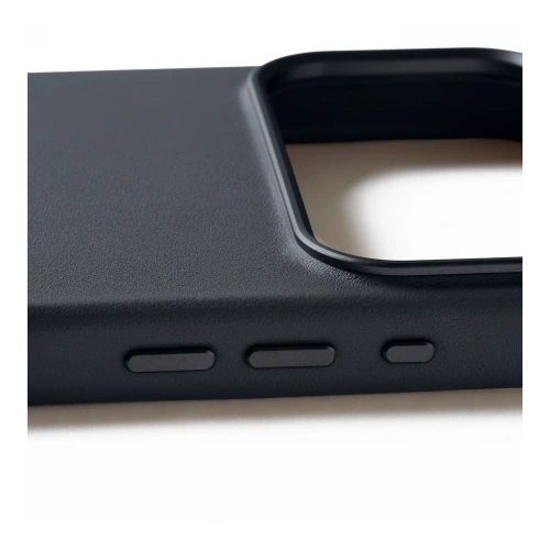 Zbliżenie na etui Mujjo, pokazujące jego hybrydowy materiał i elegancki design.