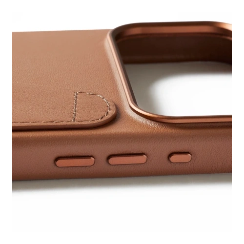 Zbliżenie na etui Mujjo z wycięciami na porty oraz technologią MagSafe.