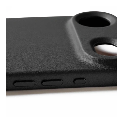 Zbliżenie na etui Mujjo, ukazujące szczegóły hybrydowego materiału i precyzyjne wycięcia.