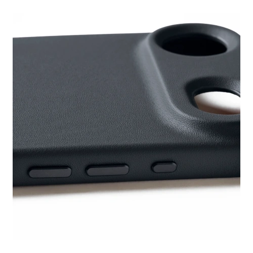 Zbliżenie na etui Mujjo, ukazujące wysoką jakość hybrydowego materiału.