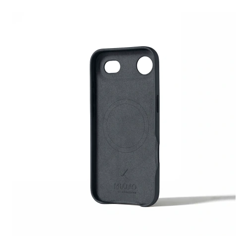 Etui Mujjo na tle minimalistycznym, prezentujące elegancki design i funkcjonalność.