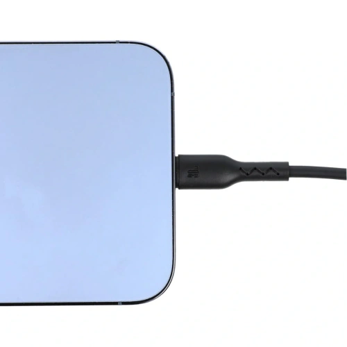 Kabel Joyroom Flash-Charge w użyciu, podłączony do smartfona i ładowarki.