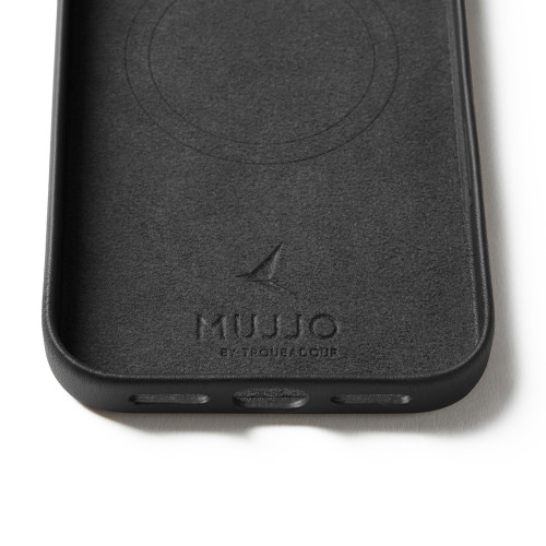 Etui Mujjo z funkcją MagSafe, prezentujące elegancki design i praktyczne wycięcia.