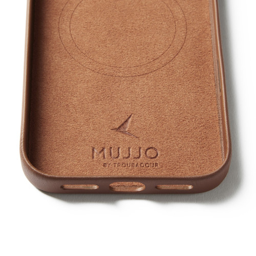 Etui Mujjo Wallet w tanie, leżące na stole, obok iPhone'a 17 Pro Max.