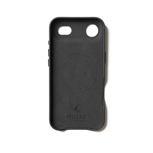 Zbliżenie na etui Mujjo, ukazujące szczegóły hybrydowego materiału i precyzyjne wycięcia.