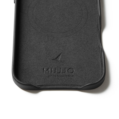 Etui Mujjo na tle minimalistycznym, podkreślające elegancki design i funkcjonalność produktu.