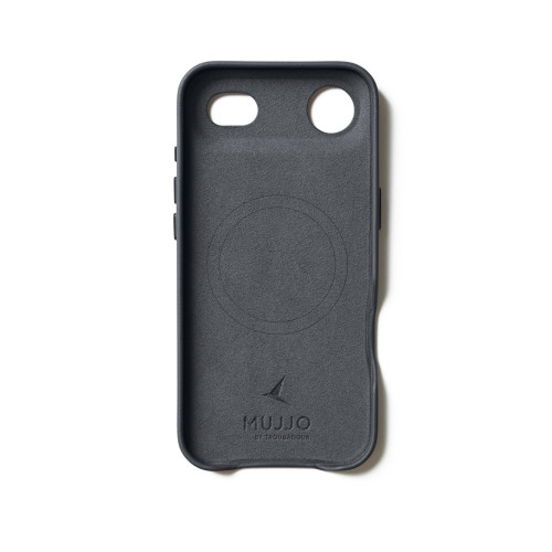 Zbliżenie na etui Mujjo, ukazujące wysoką jakość hybrydowego materiału.