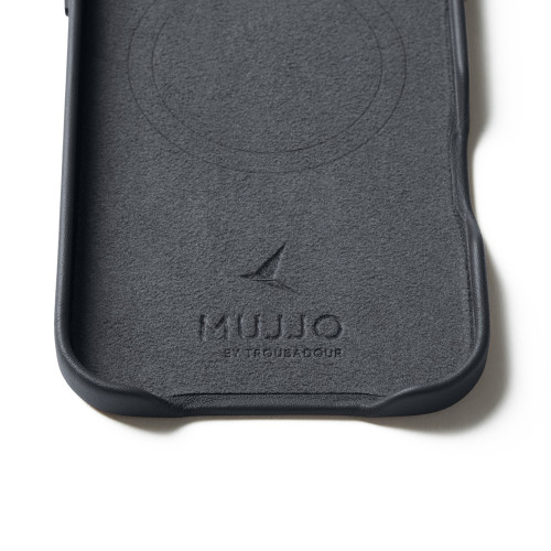 Etui Mujjo na tle minimalistycznym, prezentujące elegancki design i funkcjonalność.